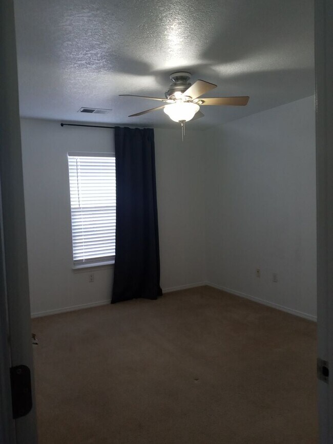 Building Photo - Easy Commute to Los Alamos or Santa Fe