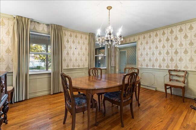 Building Photo - Magnificent 6 bedroom house in desirable H...