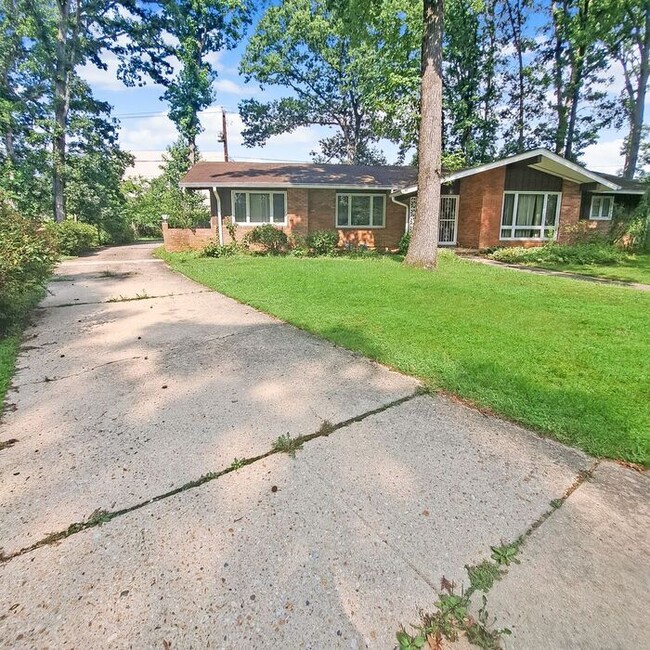 Building Photo - Mid-Century Modern Ranch Style Home 3/Bedr...