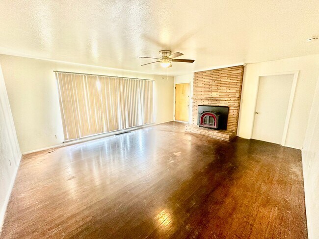 Building Photo - 3204-3208 E Normal Ave