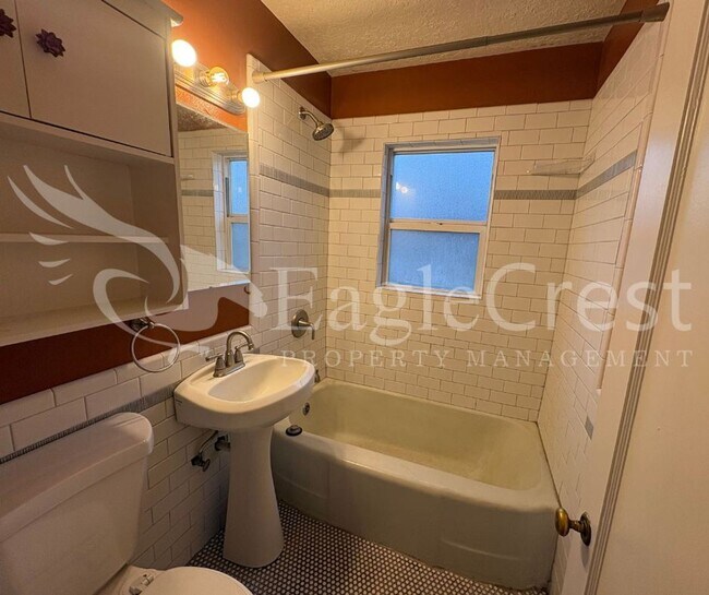 Building Photo - Spacious 3-Bedroom 2 bathroom Home with Great Mountain Views and Bonus Room!!