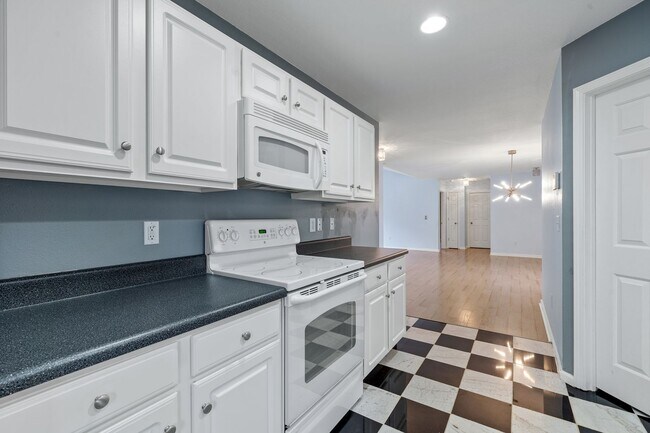 Building Photo - Amazing Home on Large Lot/3-BD 2-BTH in Ly...