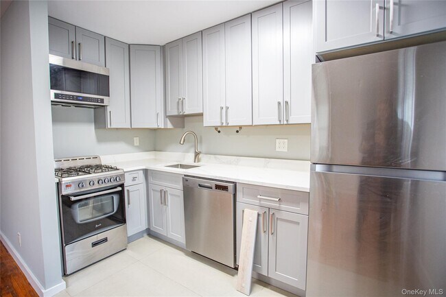 Building Photo - 470 E Broadway