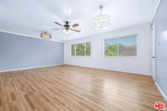 Building Photo - 12801 Moorpark St