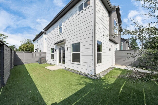 Building Photo - 6549 Sealey St