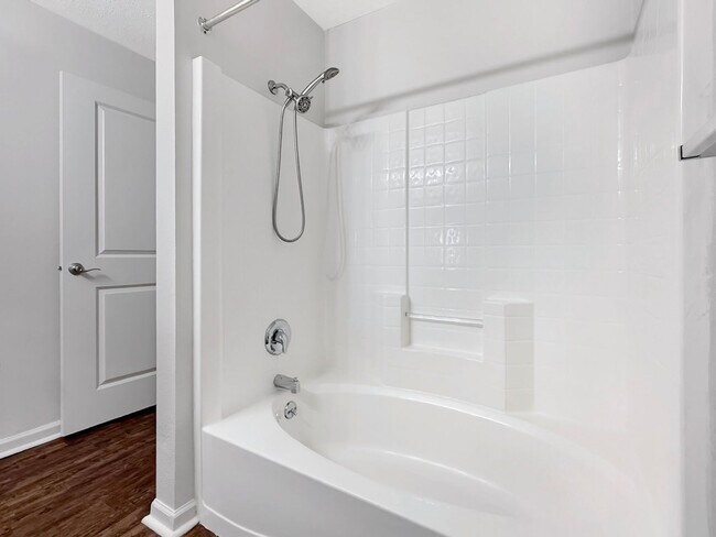 Building Photo - Luxurious Lakeside Living: Spacious 2-Bedr...