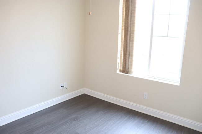 Building Photo - 864 Pinewood Ave