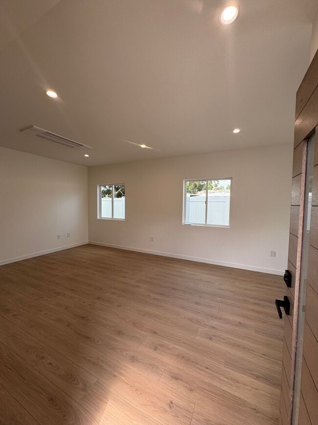Building Photo - Spacious 1000 Sq. Ft. First-Floor Back ADU...