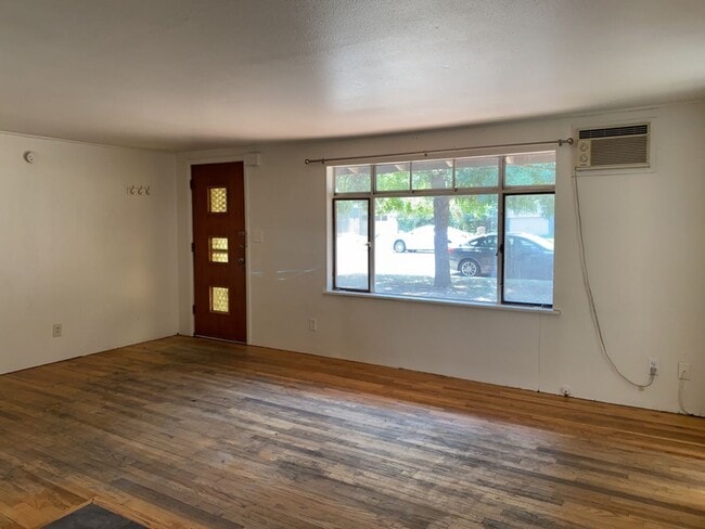 Building Photo - STUDENTS WELCOME! Cute 3-Bedroom / 1-Bath Home w/ Spacious Fenced Yard