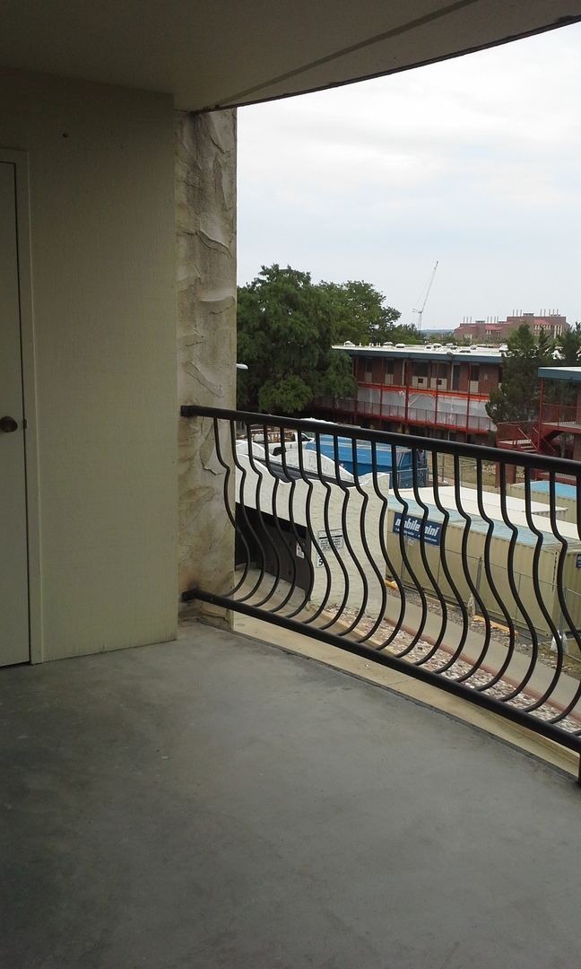 Building Photo - 2 Bedroom Corner Condo Available at Spanis...