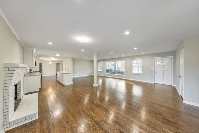 Building Photo - 909 Rosedale Dr