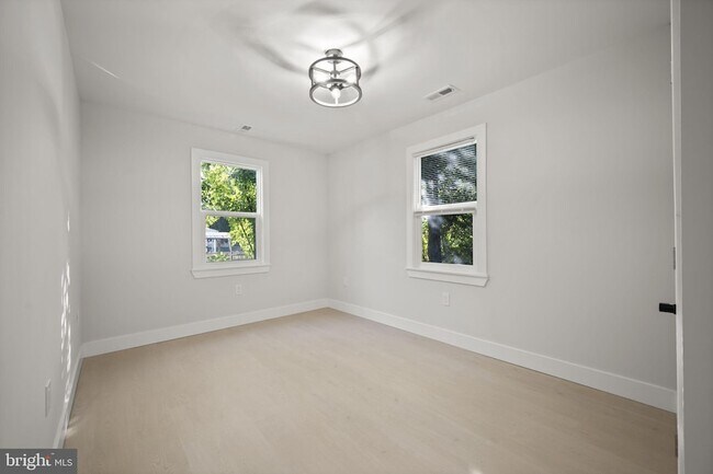 Building Photo - 821 S Woodlynn Rd