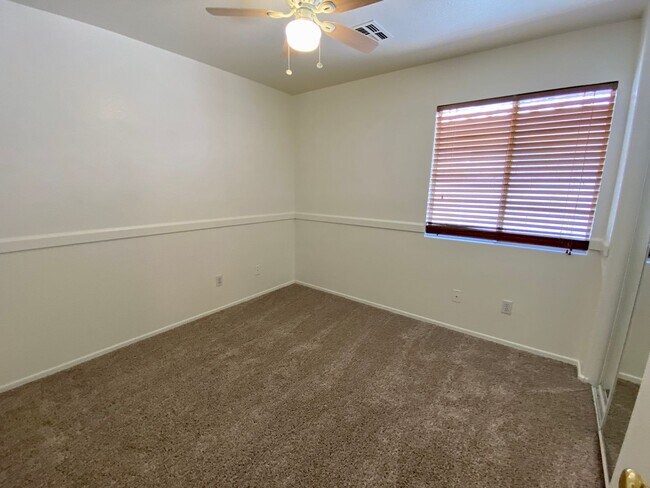 Building Photo - 3 Bed 2 Bath Corner Lot