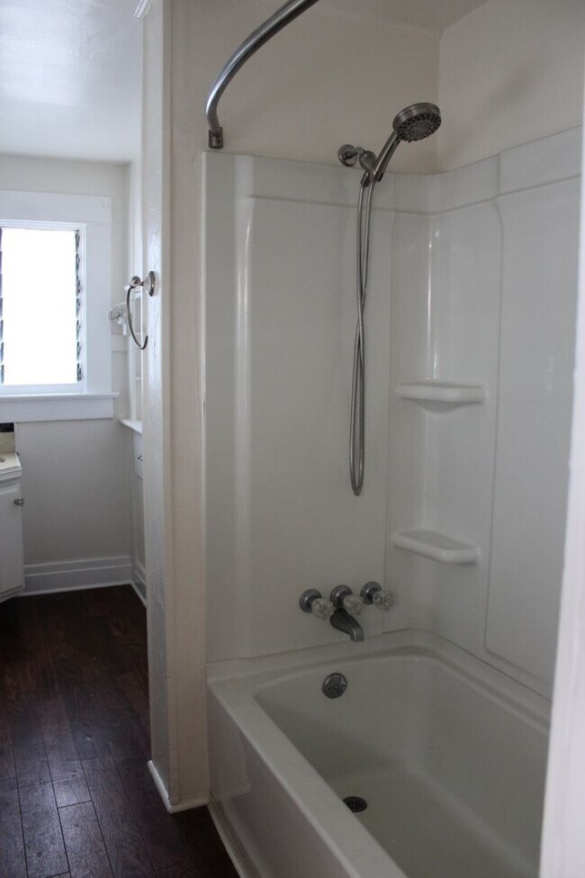 Building Photo - 622