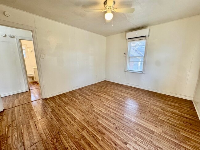 Building Photo - 114 N Avenue V