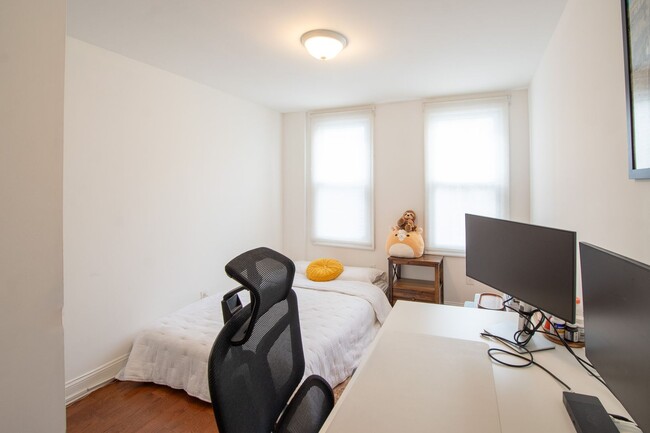 Building Photo - Beautiful Point Breeze Townhome