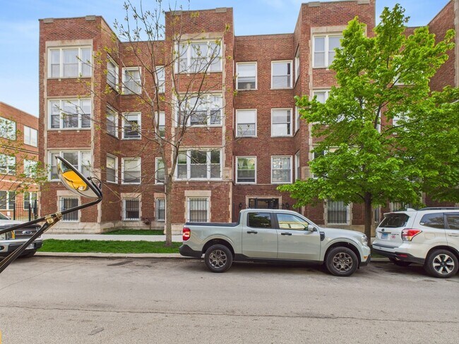 Building Photo - 6750 N Greenview Ave