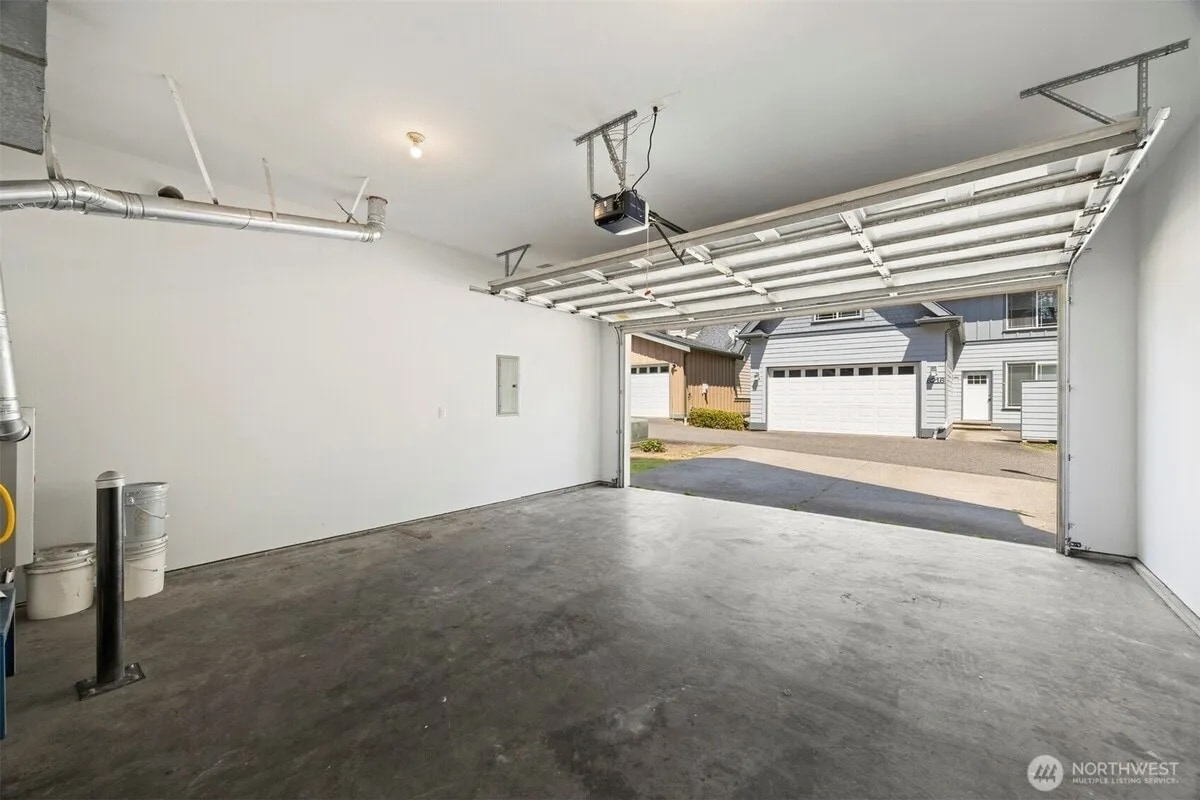 Building Photo - 6214 Malloy Ave