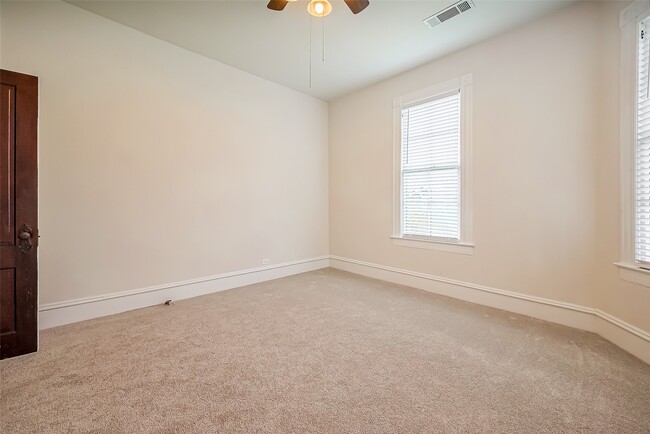 Building Photo - 1401 Cortlandt St