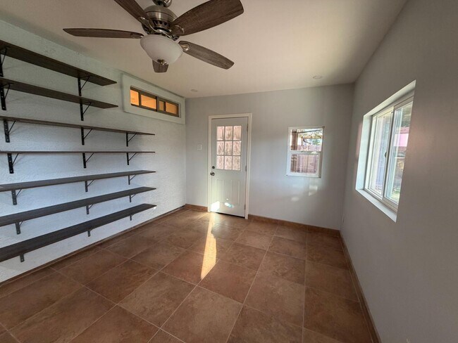 Building Photo - 1945 E Aloe Pl