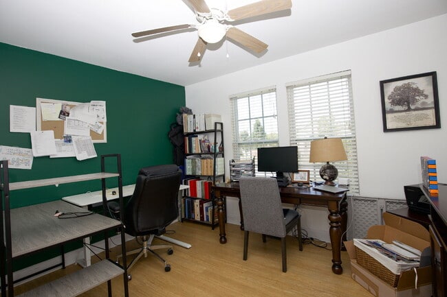 Building Photo - Charming 3 BR/2BA Ranch with fully fenced ...
