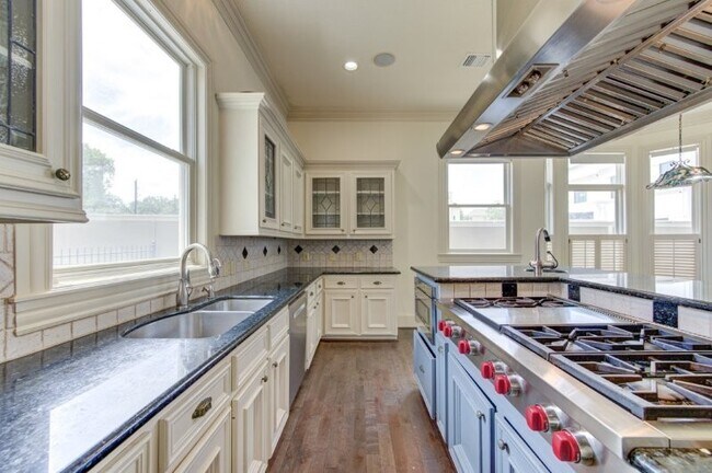 Building Photo - 122 Vieux Carre Dr