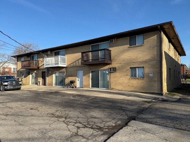 Building Photo - Spacious 1 Bed 1 Bath in the heart of Speedway!