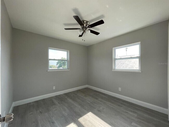 Building Photo - 2704 E Columbus Dr