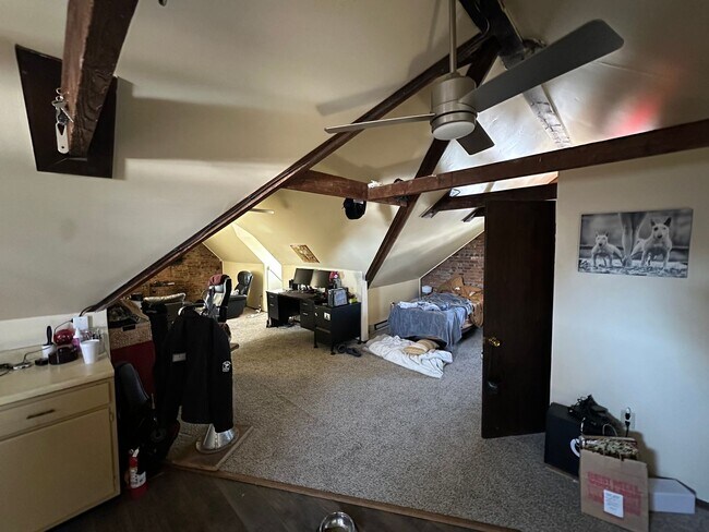 Building Photo - 549 Bridge St