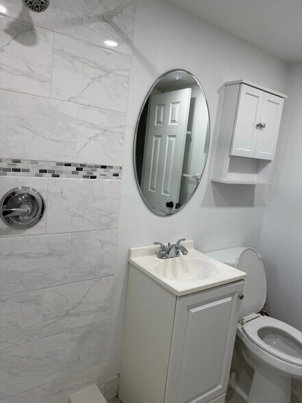 Building Photo - 1014 Salzedo St