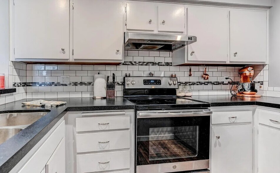 Building Photo - 8027 Caminito de Pizza