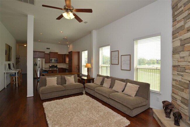 Building Photo - 18918 Cove Pointe Dr