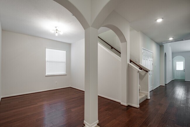 Building Photo - 10019 Lynnwood Dr