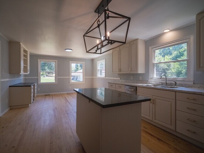 Building Photo - "Charming 3-Bedroom Home in Cramerton - Spacious 1217 Sq Ft with 2 Full Baths!"