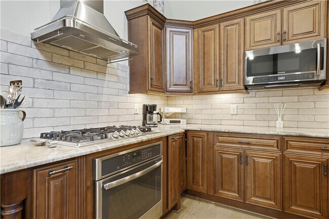 Building Photo - 2115 Kemp Dr
