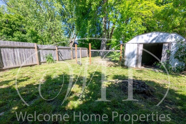 Building Photo - Great One Bedroom Home in a Natural Setting