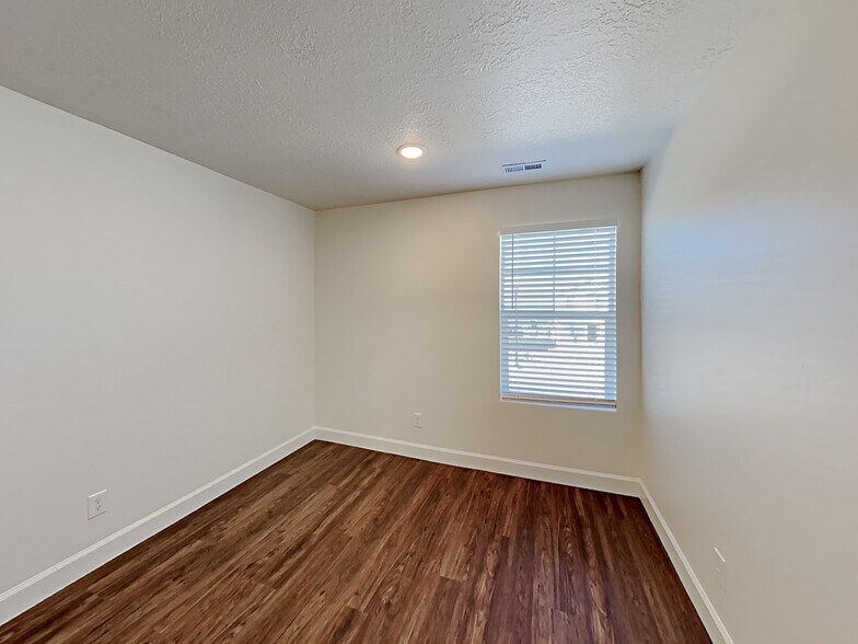 Building Photo - 1288 N Rickshaw Ln