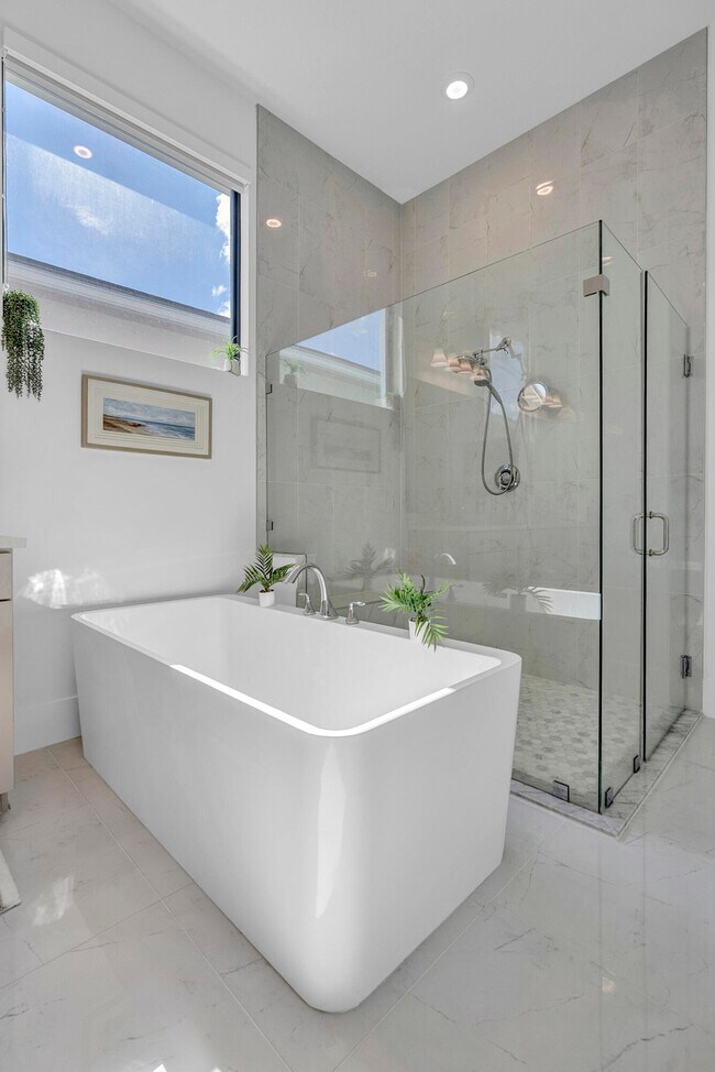 Building Photo - 5320 St Armands Way