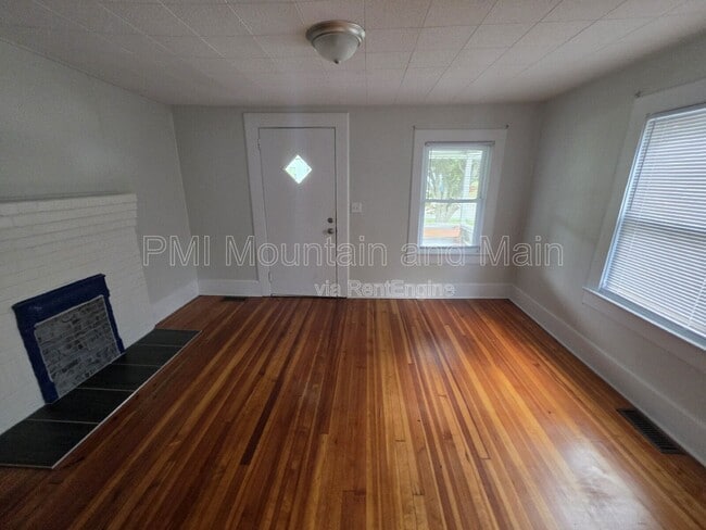 Building Photo - 161 Logan Ave