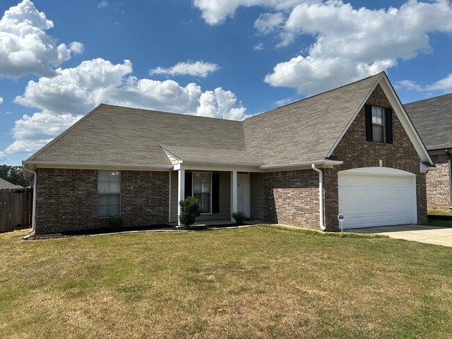 Building Photo - SOUTHAVEN STUNNER! 3BR/2BA | Vaulted Ceilings & Fireplace | Fenced Yard!