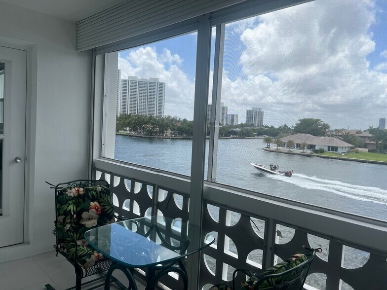 Building Photo - 3135 S Ocean Dr