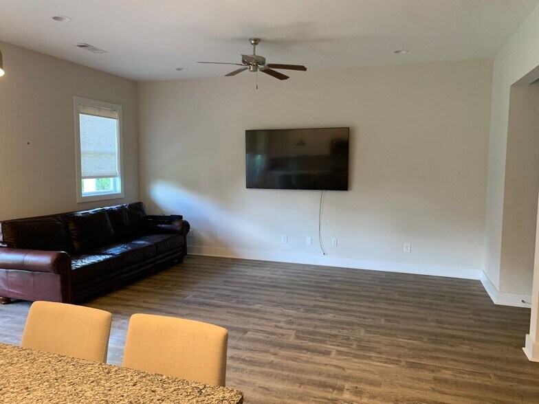 Building Photo - Owens Crossing Townhome