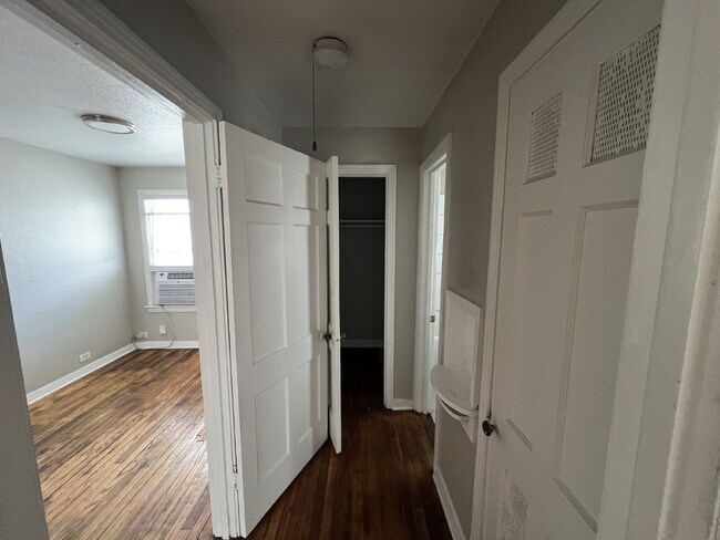 Building Photo - One bed/One bath close to Woodlawn Lake
