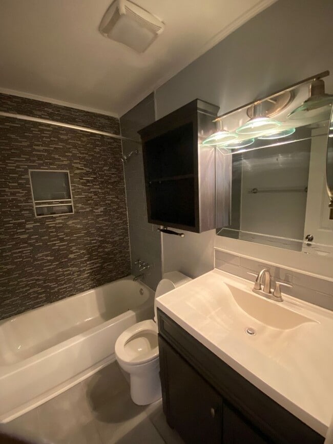 Building Photo - ? Move-In Ready 3BR Townhome | Ask About Our ZERO Deposit! ?