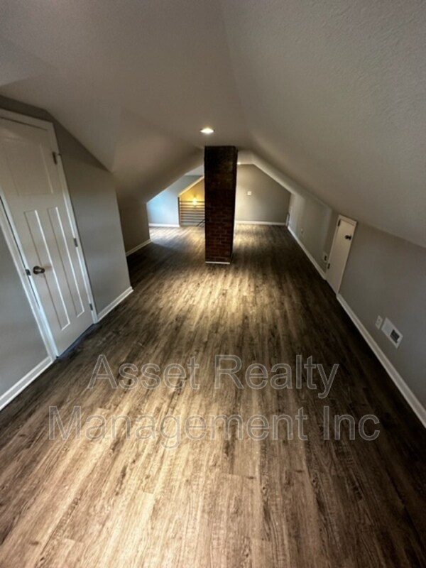 Building Photo - 2208 Sanderson Rd