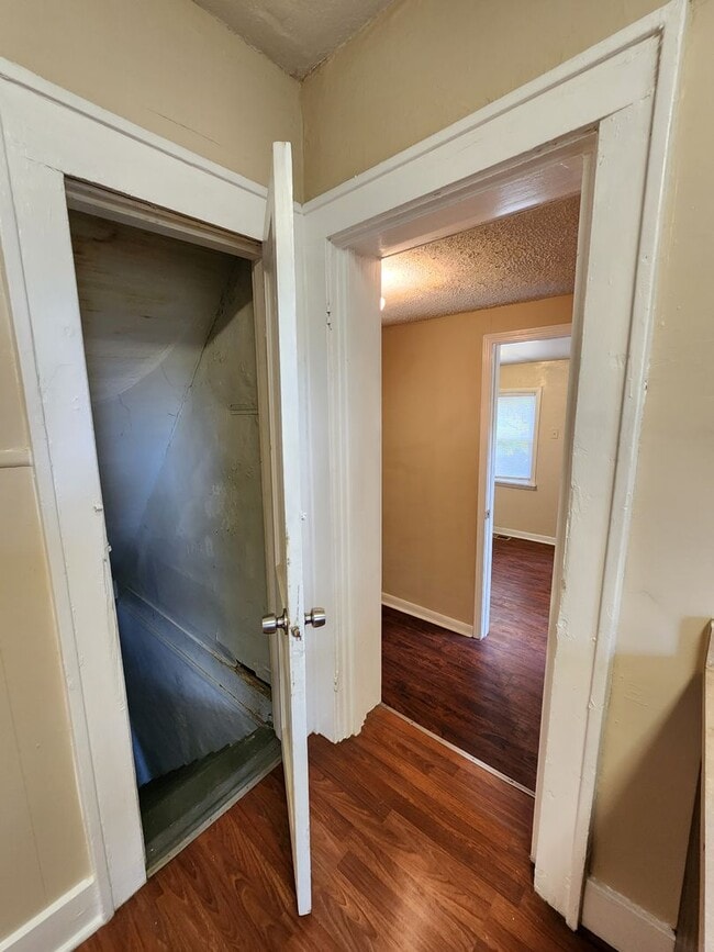 Building Photo - 3 Bedrooms, 1.5 Bath Brick Bungalow with Basement & Large Yard.  Close to UofL.