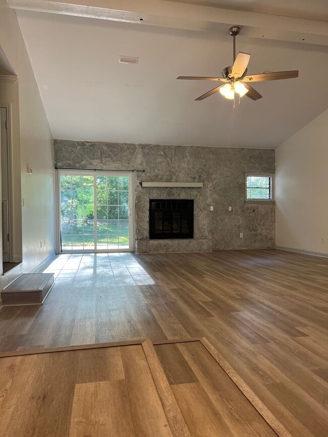 Building Photo - 185 Hickory Tree Ln