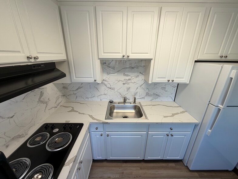 Building Photo - 2070 Latham St