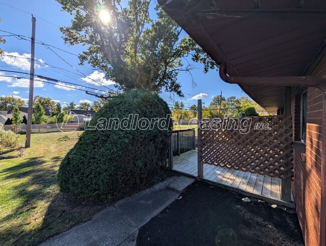 Building Photo - Brick Ranch Duplex with Fireplace, Private...