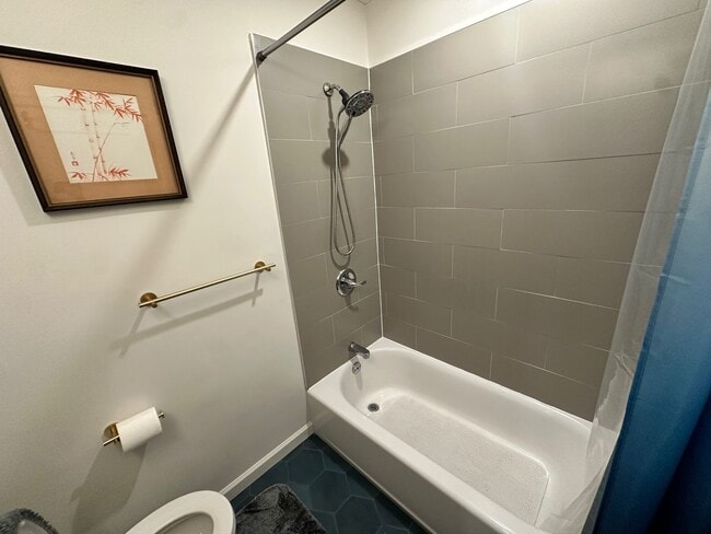 Building Photo - Sugai Aliakbar